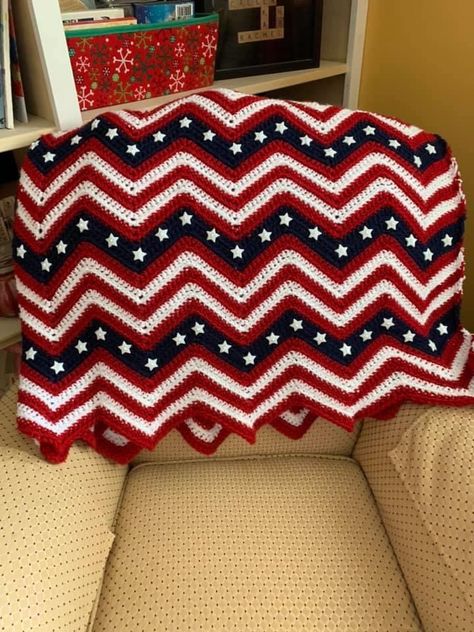 Chevron pattern (2 rows red and white, 4 rows Navy). Stars are buttons bought in bulk and sewed on (blanket creator said she used dental floss to sew them on). Chunky Crochet Blanket, Crochet Blanket Designs, Crochet Throw Blanket, Crochet Quilt, Clothes Pin Crafts, Holiday Crochet, Crochet Patterns Free Blanket, Dental Floss, Crochet Throw