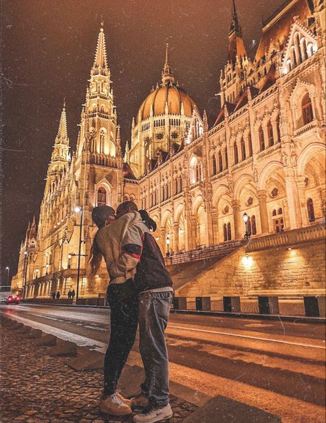 Budapest Christmas Photos, Budapest Couple Photos, Budapest Photo Ideas, Vintage Couple Photography, Budapest Vacation, Budapest Christmas, Budapest Travel, Prague Travel, Travel Pictures Poses