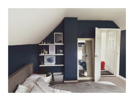 Cosy Blue Bedroom Ideas, Dark Blue Attic Bedroom, Dark Blue Attic Room, Attic Paint Ideas Sloped Ceiling, Dark Blue Bedroom Decor, Dormer Bedroom Ideas, Slanted Roof Bedroom, Bedroom Slanted Ceiling, Slanted Wall Bedroom