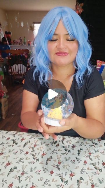 Victoria Celeste |  DIYs & CRAFTS on Instagram: "💛✨️❄️DIY EASY SNOW GLOBE ❄️✨️💛
I used 2 cups of water,  3 spoon of vegetable glycerin, and glitter ✨️

SHARE LIKE AND COMMENT FOR MORE PROJECTS!! 

#diy #homedecor #manualidades #viralvideo #homedecor #dollartree #easyproject #snowglobe #princess #beauty #Christmas #Christmasdecor" What To Put In Snow Globes, Diy Snow Globe Without Water, Diy Water Globe, Water Globes Diy, Diy Snowglobe Ideas, Fun Crafts For Seniors, Diy Frozen Decorations, Dollar Tree Snow Globes, Diy Christmas Snow Globes