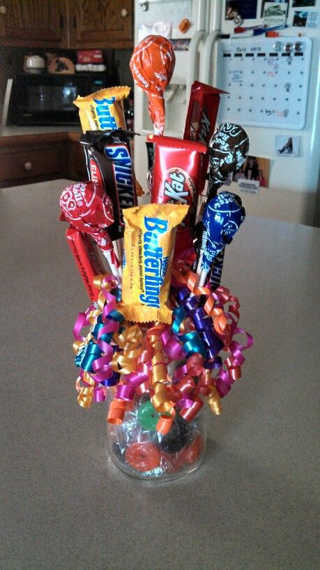 Candy mason jar bouquet!! Perfect for birthday presents!! Mason Jar Candy Bouquet, Mini Candy Bouquet, Candy Mason Jars, Mason Jars Ideas, Jar Bouquet, Birthday Candy Bouquet, Candy Bar Bouquet, Mason Jar Candy, Jars Ideas