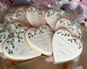 Wedding Favour Cookies, Biscuit Wedding Favours, Wedding Biscuits, Enchanted Forest Wedding Theme, Wedding Biscuit, Medium Wedding, Cookie Wedding, Cookie Wedding Favors, Forest Theme Wedding