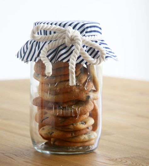 Display your baked goods in a glass mason jar. Cookie Wrapping Ideas, Cookie Wrapping, Cookie Gift Packaging, Pretty Presentation, Mason Jar Wedding Favors, Triple Chocolate Chip Cookies, Presentation Food, Mason Jar Gifts Diy, Bake Sale Packaging