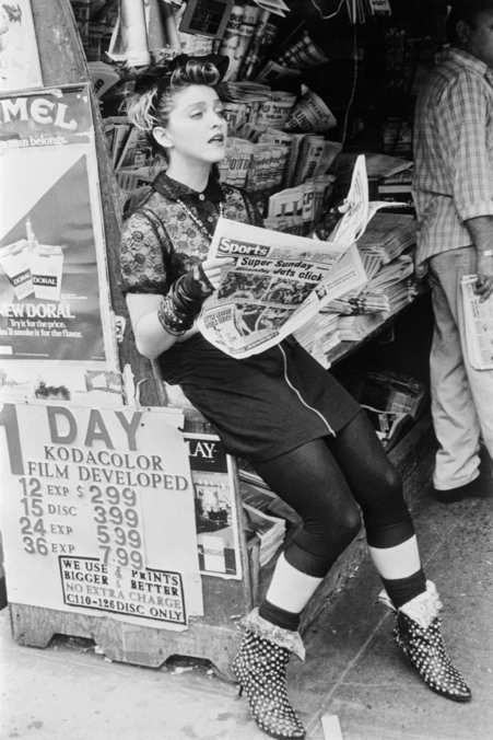 1980s Madonna, Desperately Seeking Susan, Celebrities Reading, 1980s Fashion Trends, Madonna 80s, People Reading, Guy Ritchie, We Will Rock You, 1980s Fashion