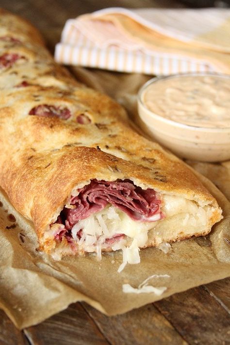 Reuben Stromboli, Stromboli Recipe Easy, Stromboli Recipe, Pizza Roll, Corned Beef Recipes, Reuben Sandwich, Chapati, Meat And Cheese, Wrap Sandwiches