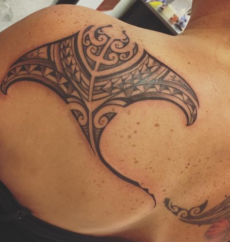 Mantaray Back Tattoo, Manta Ray Tattoo Polynesian, Manta Ray Tattoo Design, Moana Tattoos, Manta Ray Tattoo, Stingray Tattoo, Ray Tattoo, Army Tattoos, Circle Tattoo