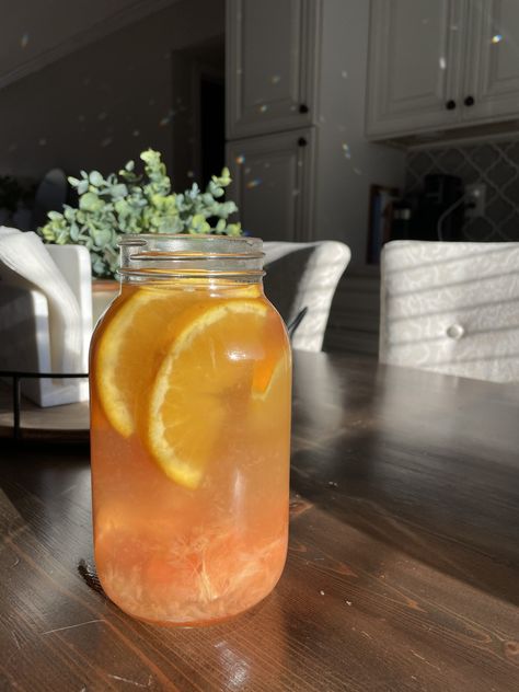 Smashed grapefruit citrus green tea, refreshing 5 minute prep drink at home Citrus Green Tea, Citrus Tea, Grapefruit Tea, Diy Party Food, Green Tea And Honey, Green Tea Recipes, Large Mason Jars, Drink At Home, Navel Oranges