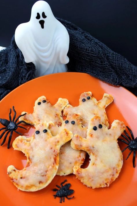 Looking for a #Halloween dinner idea? Mini Ghost Pizzas are quick and easy to prepare and make the perfect meal or snack for all the ghosts and ghouls at your #HalloweenParty! #HalloweenRecipe Ghost Pizza, Halloween Pizza, Mini Ghost, Halloween Food Appetizers, Fun Halloween Food, Halloween Appetizers, Halloween Dinner, Halloween Snacks, Halloween Food For Party