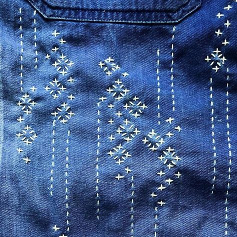 Sashiko On Jeans, Sashiko Embroidery Tutorial, Embroidery Sashiko, Sashiko Stitches, Sashiko Jacket Denim, Sashiko Stitching, Japanese Stitching Sashiko, Sashiko Embroidery Patterns, Sashiko Patterns