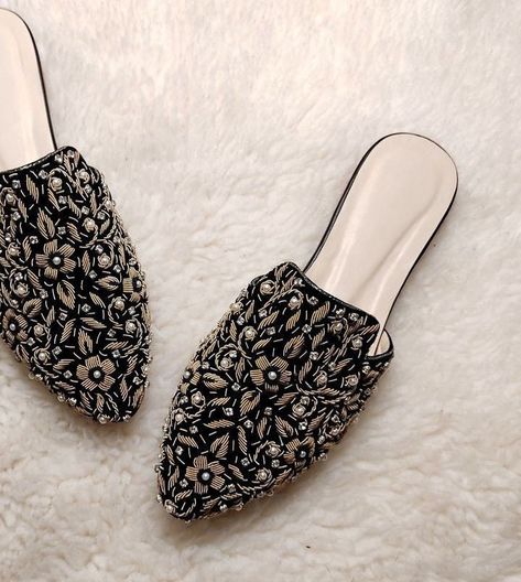 Punjab style handmade slippers for women ..
Fancy and Classy Slippers 👠 😍 ✨ 👌 
Follow for more At
@todays_fashion_world.04
@todays_fashion_world.04
@todays_fashion_world.04
.
.
***DM for credit or remove ***
#jutti #punjabijutti #juttis #juttilove #juttiswag #punjabi #khussa #punjabiwedding #footwear #fashion #juttilover #handmadejutti #mojari #designerjutti #punjabijuttis #punjab #onlineshopping #jutties #shoes #indianwedding #juttismadewithlove #indianjutti #designerjuttis #clutch #traditio Pakistani Shoes, Bridal Sandals Heels, Elegant Shoes Heels, Bride Heels, Simple Bridal Jewelry, Fancy Sandals, Indian Shoes, Pretty Sandals, Punjabi Jutti