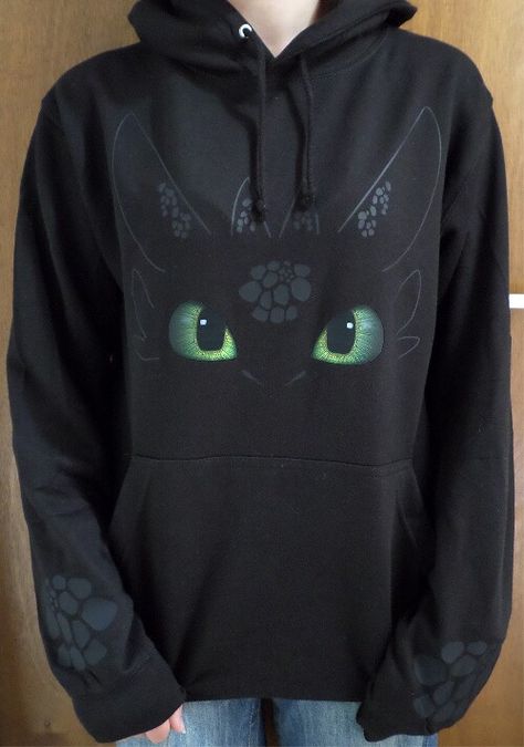 I need this Toothless Hoodie ! :) Toothless Hoodie, Toothless Night Fury, Costume Carnaval, Preteen Fashion, Night Fury, Train Your Dragon, Toothless, Httyd, How Train Your Dragon