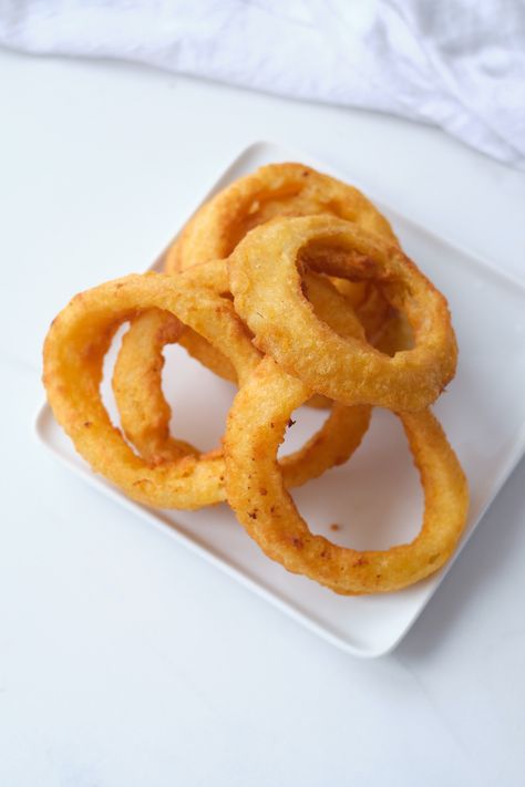 Frozen onion rings in air fryer is the secret to perfect onion rings, every time. Step-by-step instructions for easy air fryer onion rings. Frozen Onion Rings In Air Fryer, Onion Rings In Air Fryer, Air Fryer Frozen Onion Rings, East Meals, Frozen Onion Rings, Air Fryer Onion Rings, Crispy Onion Rings, Onion Petals, Onion Rings Recipe