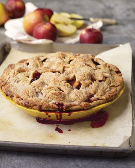 Apple-Blackberry Pie with "Fall Leaves" Pate Brisee - Martha Stewart Recipes Yummy Pies, Pear Pie, Blackberry Pie, Slab Pie, Pie Crusts, Baked Fruit, Bananas Foster, Thanksgiving Pies, Easy Pie