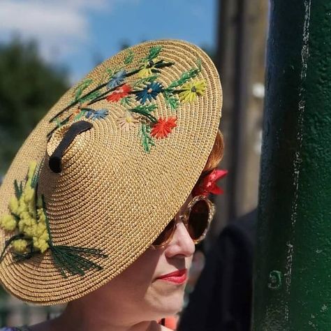 Sarah Bloor • vintage hairstylist & flower accessories designer on Instagram: "👒 I T S H A T U R D A Y ! ! ! 👒 A one off Haturday special hosted by @retrosilver60 and @the_1940s_adventuress Show us your hats and tag #hatlarks This was taken at the @bclivingmuseum A couple of years ago. Their next 1940s weekend is the 17th and 18th July, and I'm really looking forward to going to an actual event, finally! If the nice weather continues I might have to wear this hat from @maggiemaesvintage again. Anyone else going? #pinupcurl #40ssummerstyle #40shat #40ssummerhat #bclm #haturday #showusyourhats #embroideredhat" Vintage Vacation Hat, One Size Fits Most, 1940's Hat, 1940s Summer Hat, Vintage Spring Straw Hat, 1940s Hat With Faux Fruit, Pin Up Curls, 1930s Hats, Vintage Straw Hat, Flower Accessories