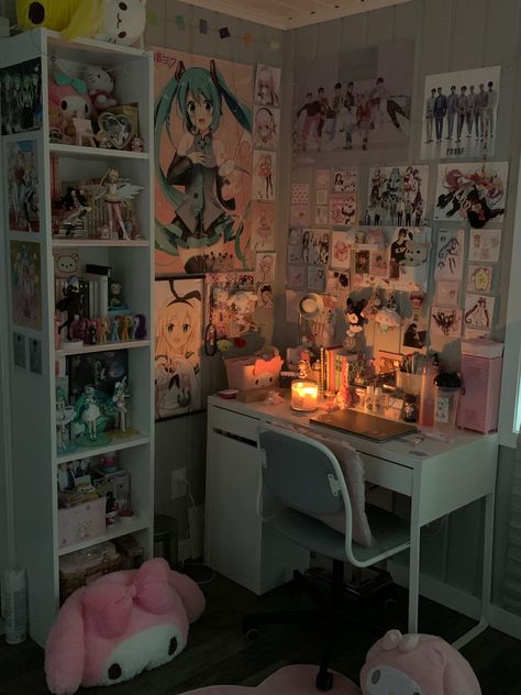 Hikikomori Aesthetic Room, Cute Anime Room Decor, Cute Anime Bedroom Ideas, Anime Room Ideas Bedrooms, Manga Room Aesthetic, Anime Bedroom Aesthetic, Weeb Bedroom, Room Anime Decor, Anime Room Aesthetic