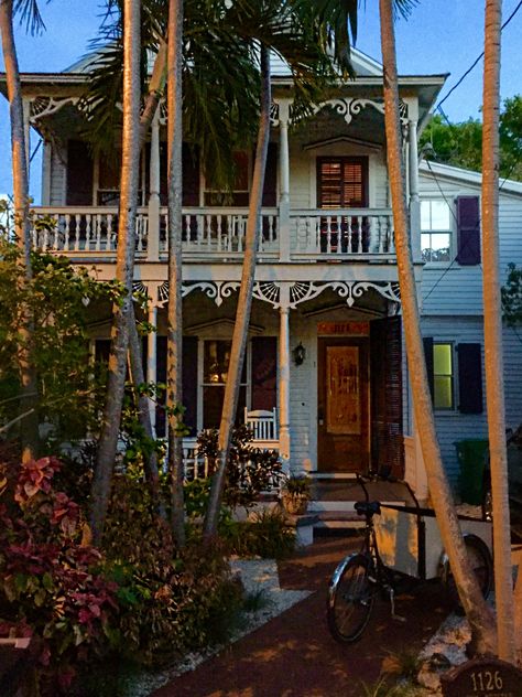 Gingerbread house in the Casa Marina neighborhood in Key West. Old Florida Homes Exterior, Key West Architecture, Key West Florida Houses, Key West Style Homes Exterior, Key West Aesthetic, Old Florida Home, Key West Pictures, Key West Vintage, Key West Outfits