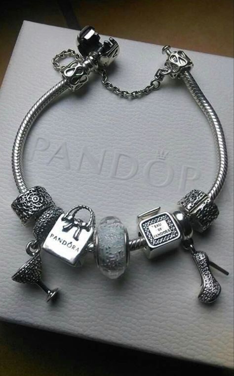 Pandora Bracelet Ideas Sliver, Silver Pandora Bracelet, Pandora Jewlery, Pandora Bracelet Charms Ideas, Xoxo Jewelry, Girly Bracelets, Pandora Bracelet Designs, Dope Jewelry Accessories, Pandora Jewelry Charms