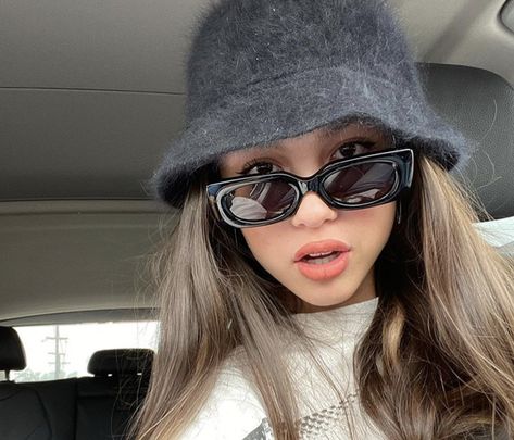 olivia rodrigo in black rectangular sunglasses with black fuzzy bucket hat Rectangle Sunglasses, Jolie Photo, Fav Celebs, Olivia Rodrigo, Girl Crush, Square Sunglasses Women, Favorite Celebrities, Pretty Woman, Ariana Grande