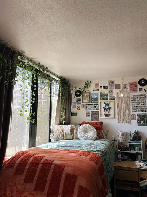 Dorm Room Layouts, College Dorm Room Inspiration, Dream Dorm Room, Cozy Dorm Room, Dorm Room Wall Decor, Dream Dorm, Dorm Room Walls, College Dorm Room Decor, Dorm Inspo