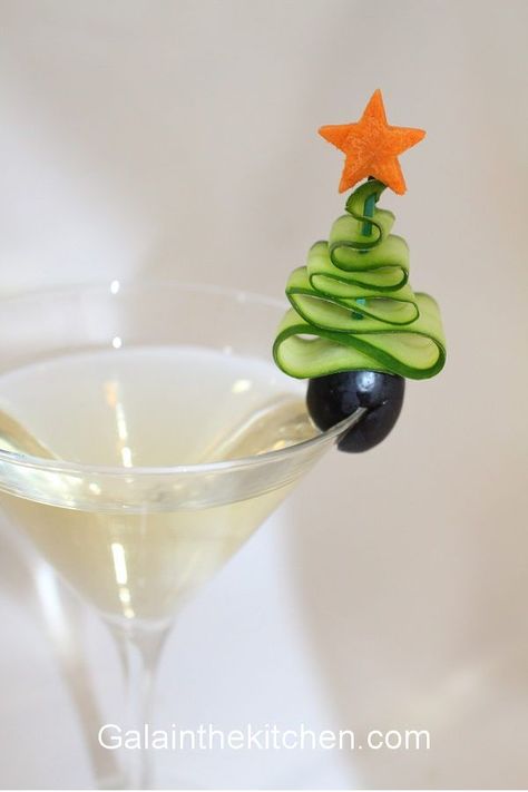 Cucumber Garnish, Garnish Ideas, Cocktail Decorations, Food Garnish, Drink Garnishing, Food Decorations, Cocktail Garnish, Ideas Food, Food Garnishes