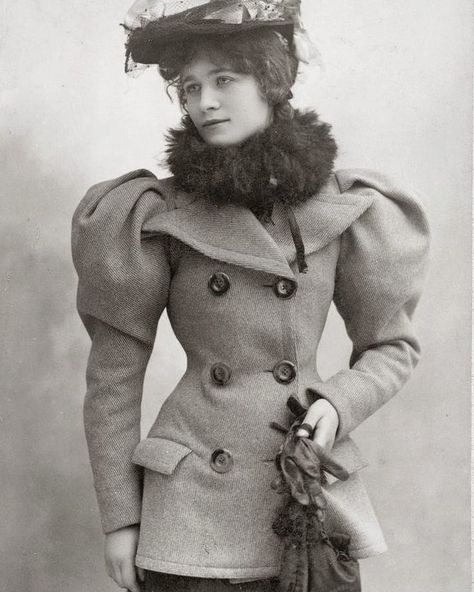 Victorian Winter Fashion, c.1890 . This is the kind of coat I'm looking for. Like many Victorians, I may have to make it myself! Did you… 1890s Fashion, 1800s Fashion, 19th Century Fashion, Century Clothing, Victorian Clothing, Antique Clothing, Vintage Inspired Dresses, Edwardian Fashion, Historical Costume