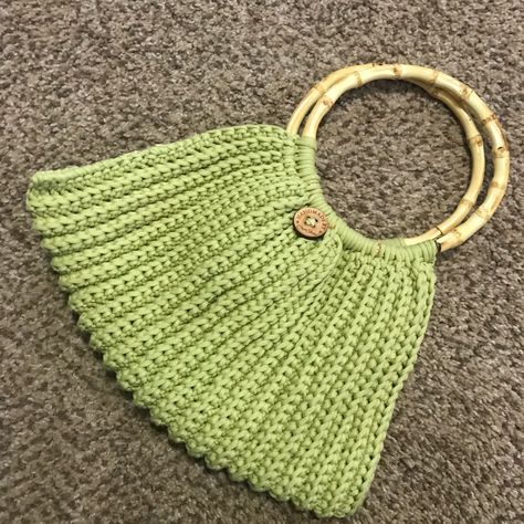 Crochet Handbag, Crochet Creations, Bamboo Handles, Accessories Handmade, Crochet Handbags, Summer 2023, Project Ideas, Handmade Crochet, Accent Pieces