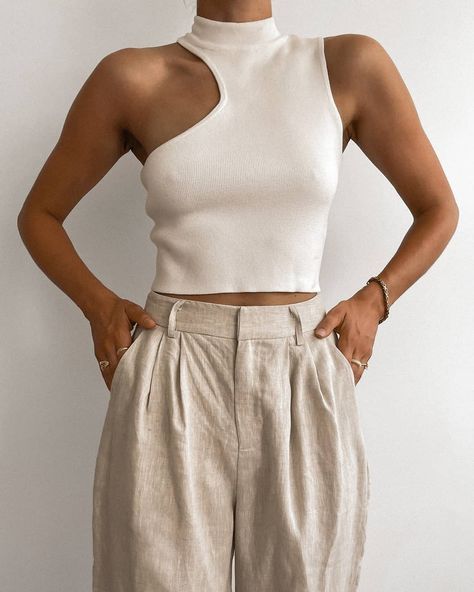 Mode Dope, White Knit Top, Moda Vintage, Asymmetrical Tops, Mode Inspo, Looks Style, Mode Inspiration, Looks Vintage, Look Chic