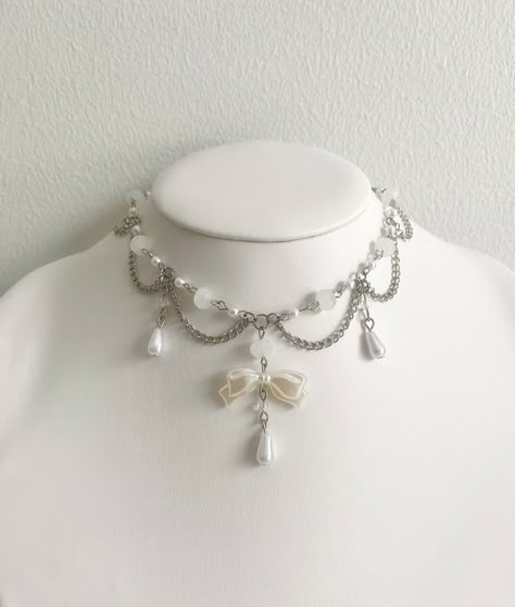 Beaded Charm Necklace, Jimin Necklace, Necklace Ideas Handmade, Elegant Coquette, Coquette Necklace, Cool Accessories, Bow Pendant, Pearl Accessories, Beaded Necklace Designs