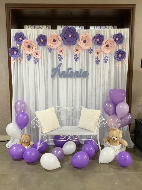 Baby Shower Backdrop Purple, Purple Paper Flowers Backdrop, Balloon Garland With Paper Flowers, Birthday Corner Decoration, Photo Corner Ideas Party, White Silver Balloons, Colour Paper Flowers, Decor Balloons, Silver Balloons