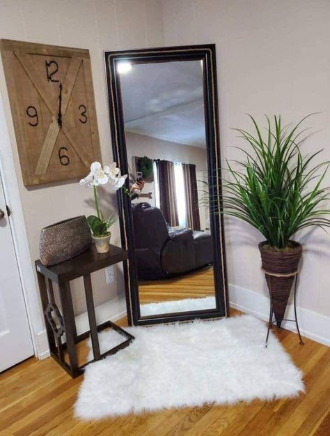 Living Room Corner Mirror Ideas, Mirror In Corner Living Room, Corner Mirror Decor Living Room, Corner Mirror Decor Bedroom, Ideas Espejos Habitacion, Mirror Corner Ideas Bedroom, Doorway Decor Ideas, Ideas Para Espejos Largos, Corner Mirror Decor