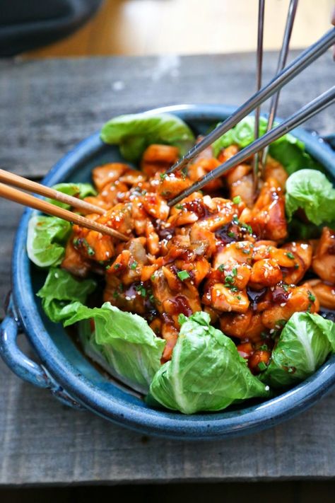 Honey Sriracha Glazed Salmon Bites Glazed Salmon Bites, Salmon Lettuce Wraps, Salmon Bites Recipe, Lettuce Wraps Healthy, Food Calorie Chart, Fish Entrees, Salmon Bites, Spicy Salmon, Healthiest Seafood