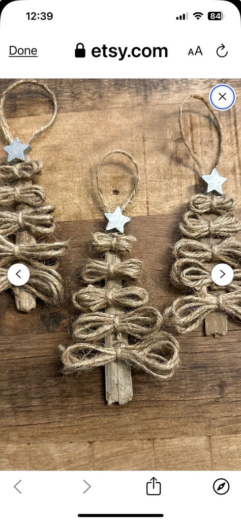 Burlap Crafts Rustic, Rustic Ornaments Diy, Christmas Bazaar Crafts, Christmas Decorations Diy Crafts, Handmade Christmas Crafts, Noel Diy, Country Christmas Decorations, Christmas Décor, Easy Christmas Crafts