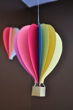 Heißluftballon basteln: Ideen, Anleitungen und Tipps | BRIGITTE.de Hot Air Balloon Craft, Balloon Mobile, Paper Mobile, Balloon Crafts, Hot Air Balloons, Air Balloons, Wrapping Ideas, Paper Projects, Party Balloons