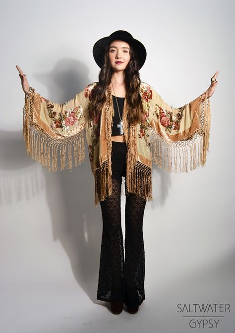 Look Kimono, Pirate Costumes, Medieval Gown, Fashion Goth, Hippie Clothing, Mode Kimono, Mode Hippie, Looks Country, Kimono Vintage