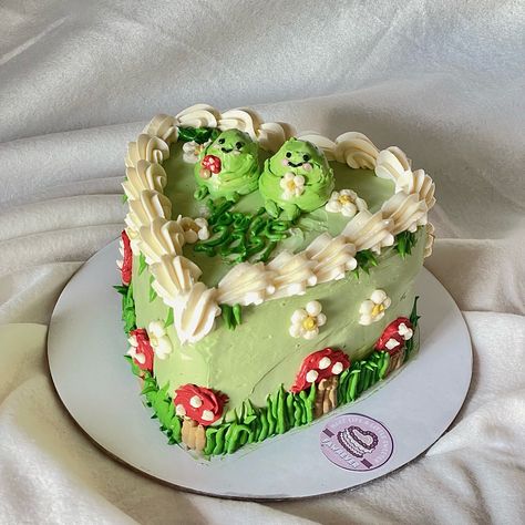 Cute vintage cake with frogs and mushrooms Frog Wedding Cake, Frog Birthday Cake, Pie Ideas, Frog Cake, Heart Shaped Cakes, Mud Cake, Special Occasion Cakes, Cake Box, Wedding Vibes