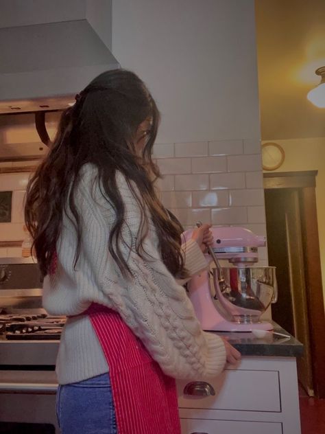 Baking Woman Aesthetic, Brunette Baking Aesthetic, Baking Mom Aesthetic, Mom Baking Aesthetic, Too Shy To Confess Aesthetic, Female Baker Character Design, Tempt Our Fate Aesthetic, Bakeing Girl Aesthetic, Cute Baking Outfit