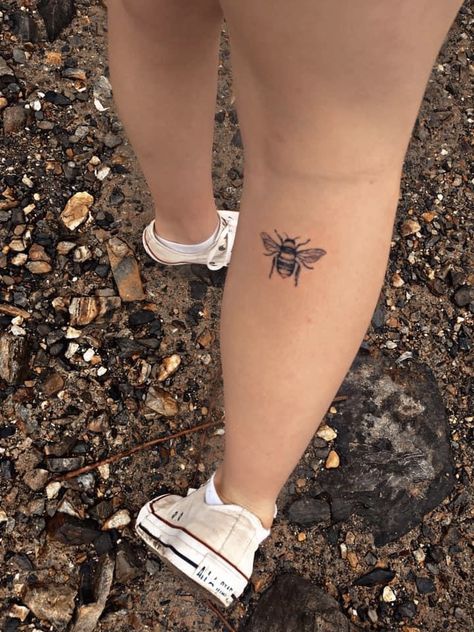 Bee Tattoo Knee, Bee Ankle Tattoo, Bees Knees Tattoo, Tattoo 2024, Inspired Tattoos, Petite Tattoos, Knee Tattoo, Bee Tattoo, Leg Tattoo