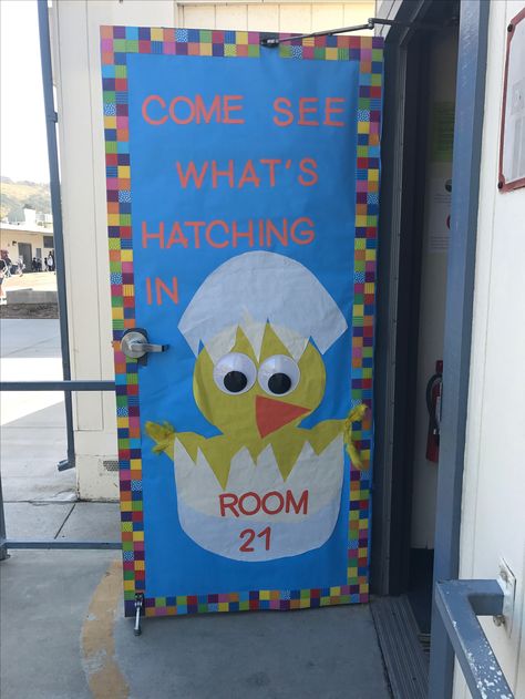 Classroom Duck Theme, Chicken Classroom Decor, Farm Classroom Decorations, Creche Ideas, Farm Classroom, Daycare Room Ideas, Farm Classroom Theme, Spring Classroom Door, 2024 Classroom