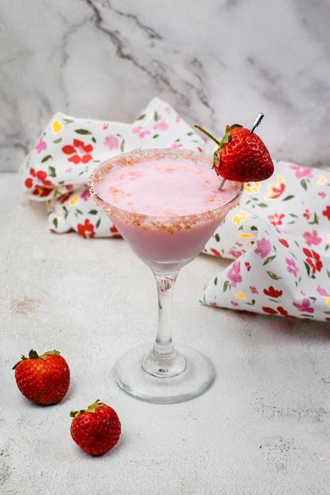 Strawberry Shortcake Drink, Strawberry Alcohol Drinks, Pink Alcoholic Drinks, Strawberries And Cream Recipe, Best Strawberry Shortcake, Strawberry Martini, Cream Drinks, Strawberry Simple Syrup, Strawberry Liqueur