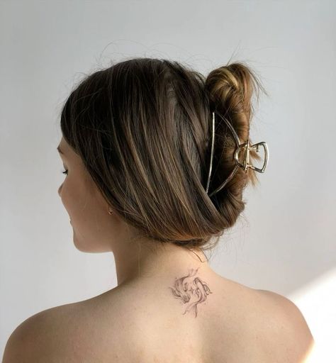 Koi Neck Tattoo, Koi Fish Tattoo Neck, Dainty Koi Fish Tattoo, Koi Fish Neck Tattoo, Koi Back Tattoo, Tattoo Carpe Koi, Koi Carp Tattoo, Tattoo Pisces, Back Of Neck Tattoos For Women