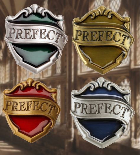 Harry Potter Prefect Badge, Harry Potter Accessories Diy, Hogwarts Prefect, Prefect Badge, Cumpleaños Harry Potter, Harry Potter Accessories, Festa Harry Potter, Harry Potter Merchandise, Harry Potter Costume