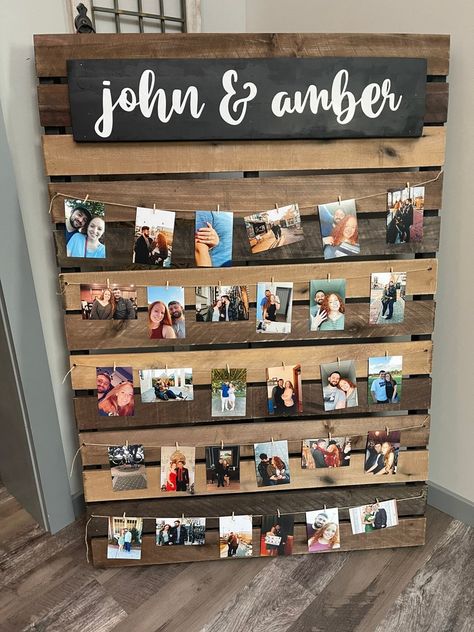 Pallet Board Picture Display, Pallet Photo Board, Pallet Picture Display, Backdrop Graduation Party, Pallet Wedding Signs, Backdrop Graduation, Pallet Pictures, Wedding Photo Display, Party Display