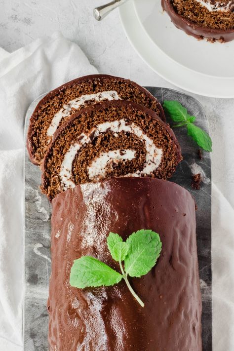 Mint Chocolate Chip Cake, Chocolate Swiss Roll, Mint Cake, Swiss Roll Cake, Cake Rolls, Pan Sin Gluten, Chocolate Chip Cake, Mint Chocolate Chip, Yule Log