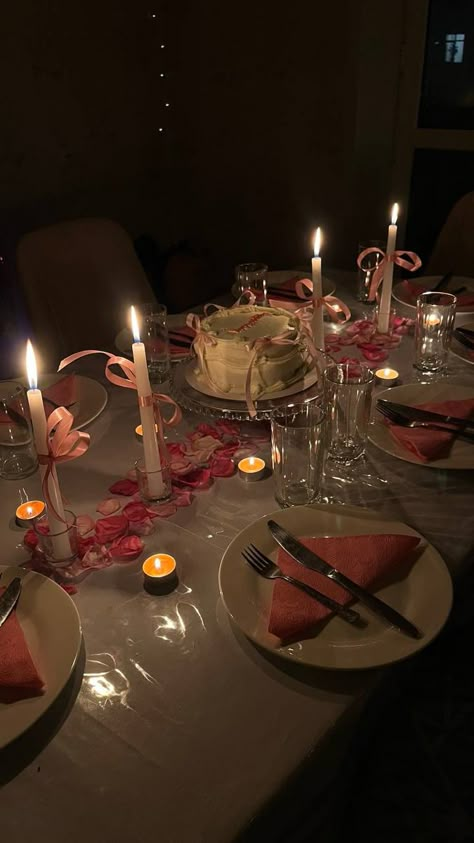 18th Birthday Decorations Aesthetic, Birthday Party Home Ideas, Dining Room Birthday Party Decor, Birthday Table Set Up, Home Birthday Dinner, Private Dinner Party Decor, Birthday Apartment, Birthday Dinner Restaurant, 18th Birthday Dinner