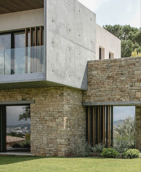 Antibes France, Stone Cladding, Stone Walls, Stone Houses, Facade Design, House Goals, Modern Exterior, Stone Design, Mid Century House