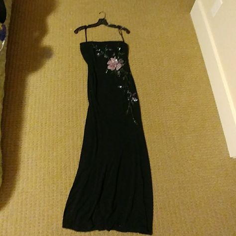 Black Dress For Premiere, Places To Buy Dresses Online, Modest Black Dress Classy, 2010s Prom Dress, Hoco Dresses Vintage, 2000’s Dresses, Pll Dresses, 2000s Fancy Dress, Grunge Prom Dresses