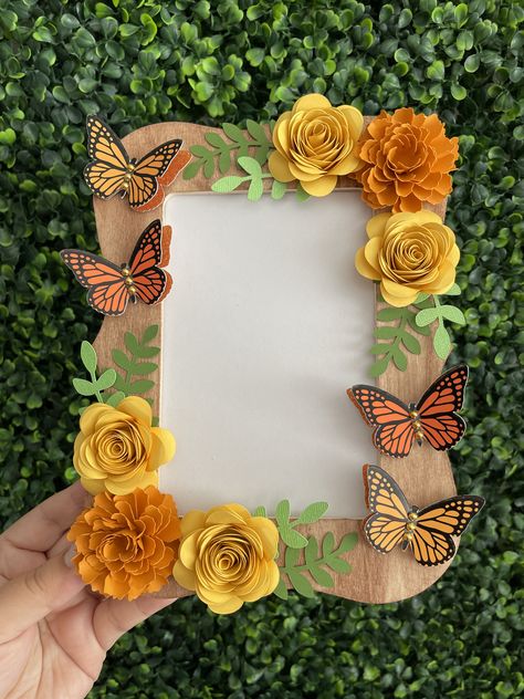 This beautiful photo frame is decorated with handcrafted paper flowers and butterflies it is a great addition to your Dia de los muertos altar. Purchase it on my etsy store or message me on instagram to place an order. Instagram: www.instagram.com/marleeney/ www.etsy.com/shop/marleeneyscreations Memorial Art Projects, Ofrenda Picture Frames, Halloween Arts And Crafts For Adults, Ofrenda Ideas Diy Small, Ofrenda Ideas, Ofrenda Altar, Frames Diy Crafts, Dia De Los Muertos Decorations Ideas, Photo Frame Crafts