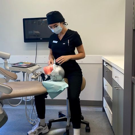 Dentist Career, Dentist Assistant, Dental Hygiene Student, Female Dentist, Dental Aesthetics, Job Inspiration, Medical School Life, Dental Hygiene School, Dentistry Student