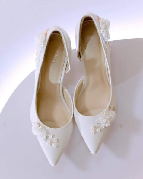 Weddings Shoes, Nikah Outfit, Elegant Wedding Shoes, Wedding Dresses Princess Ballgown, Trendy Heels, Bridal Flats, Wedding Shoes Bride, White Wedding Shoes, Bridal Heels