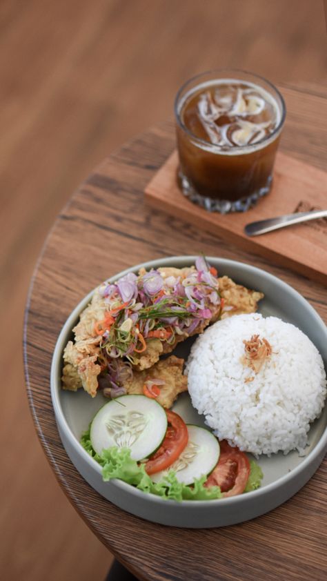 Fried Chicken Plating, Indonesian Food Plating Ideas, Fried Rice Photography, Sambal Chicken, Asian Food Photography, Gerobak Dorong, Chicken Plating, Cafe Menu, Snap Food